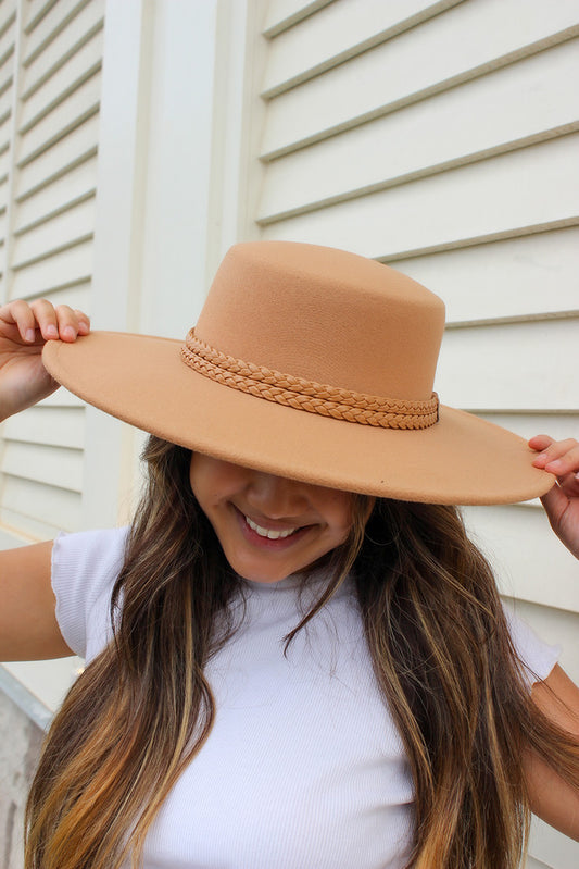 Lynnie Wide Brim Hat w/ Straw Band