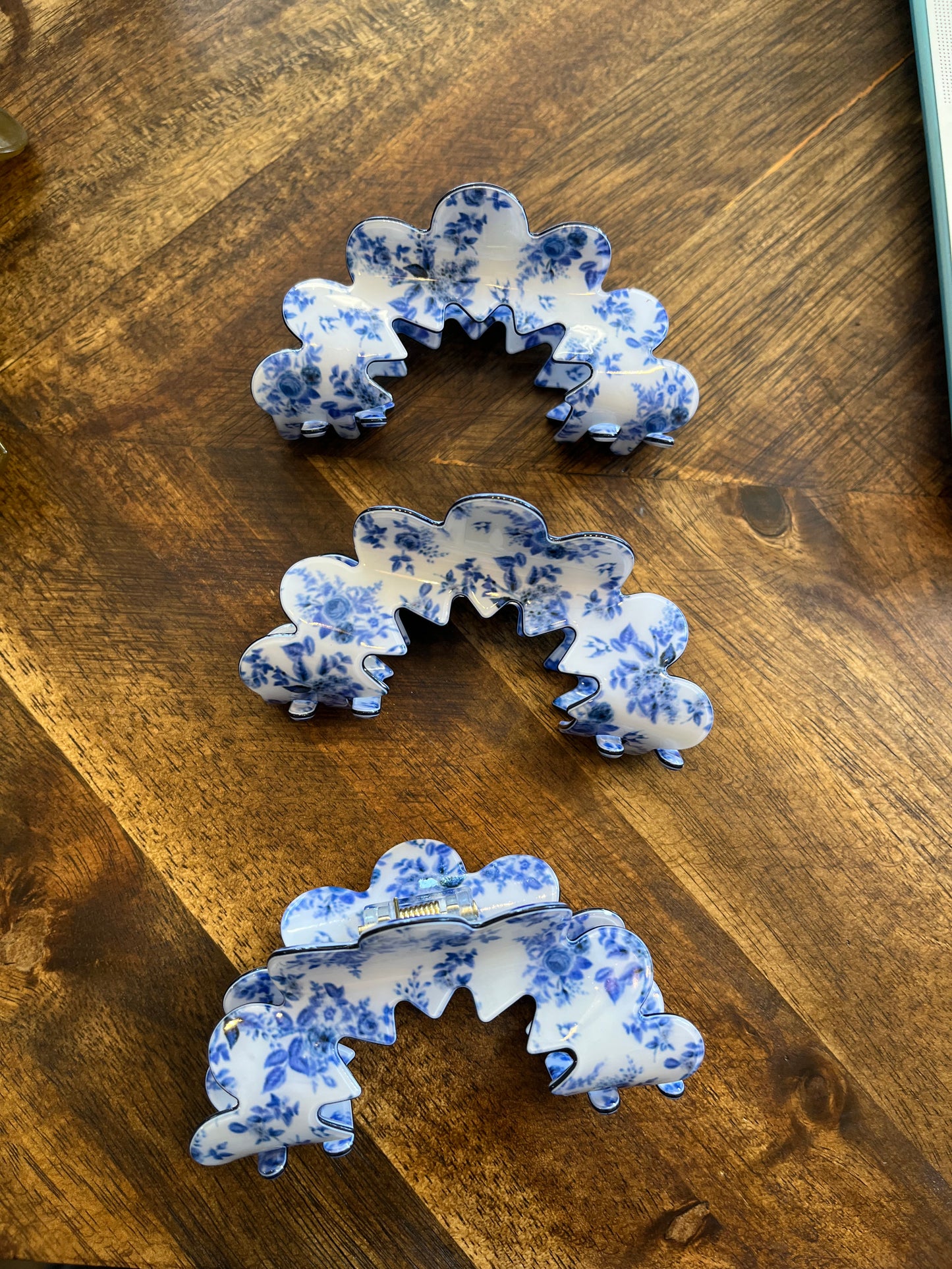 Wavy Toile Floral Clip